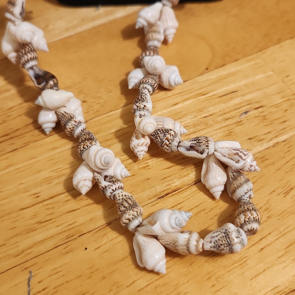 Natural Shell Necklace - Picture 3 of 4